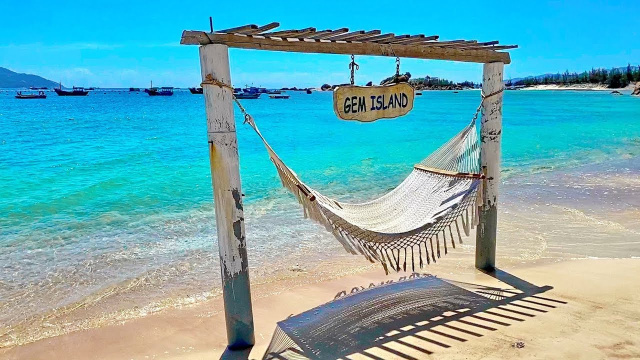 GEM ISLAND AND BEAUTIFUL BEACH IN CAM LAP CAM RANH NHA TRANG VIETNAM / IMPRESSIONS