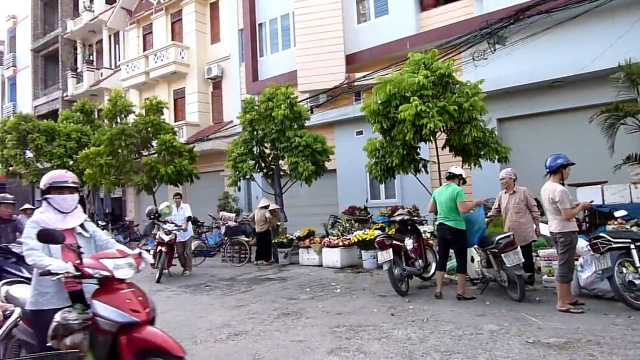 Vietnam - Hai Phong - walk to get Breakfast