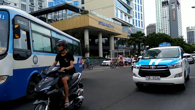 Переход дороги в Нячанге