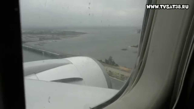Посадка самолёта в аэропорту Камрань, Вьетнам и бурные аплодисменты.