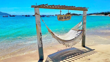 GEM ISLAND AND BEAUTIFUL BEACH IN CAM LAP CAM RANH NHA TRANG VIETNAM / IMPRESSIONS