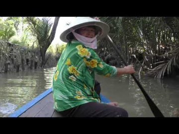 Navigation sur un sampan dans un arroyo de My Tho.- VIETNAM