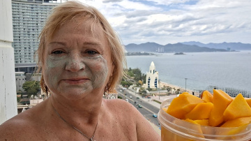 Нячанг.Страшная,но довольная...обедаю с видом на море...