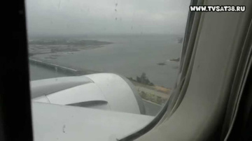 Посадка самолёта в аэропорту Камрань, Вьетнам и бурные аплодисменты.